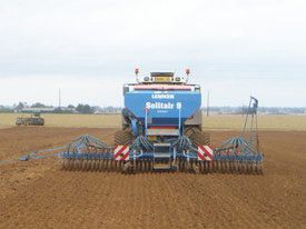 Le semage des graines de blé - Ferme Familiale entre Le Neubourg Evreux Eure